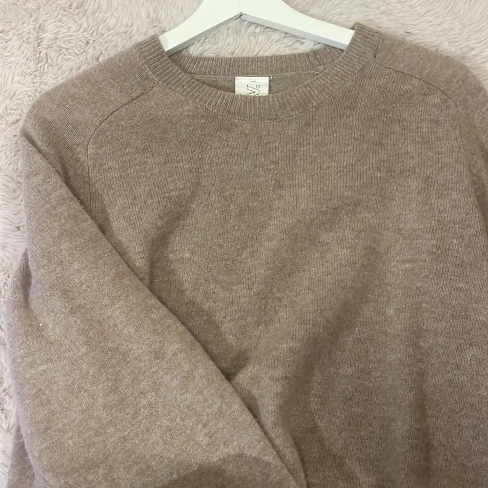 Supermjuk och stilren beige kashmirtröja från C.W. Perfekt för kyliga dagar med sin varma och sköna känsla. Tröjan har en klassisk rund hals och långa ärmar, vilket gör den lätt att matcha med olika outfits. . Neuletakit & Villapaidat.