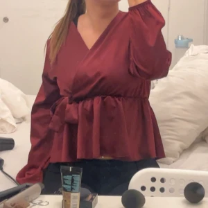 Röd blus - Extremt söt blus från Missäy! Blusen är i toppen skick då den endast är prövad då den tyvärr aldrig kommit till användning. Den är i storlek M/L men skulle säga att den är ganska liten i storleken då jag vanligtvis bär S🩷