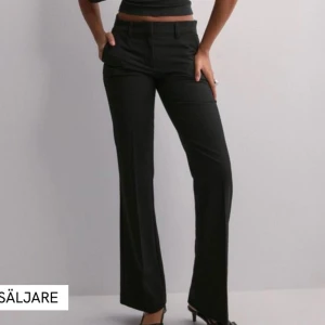 Kostymbyxor - Säljer ett par jättefina low waist kostymbyxor från Nelly, aldrig använda och prislappen sitter fortfarande kvar.  Nypris 399 