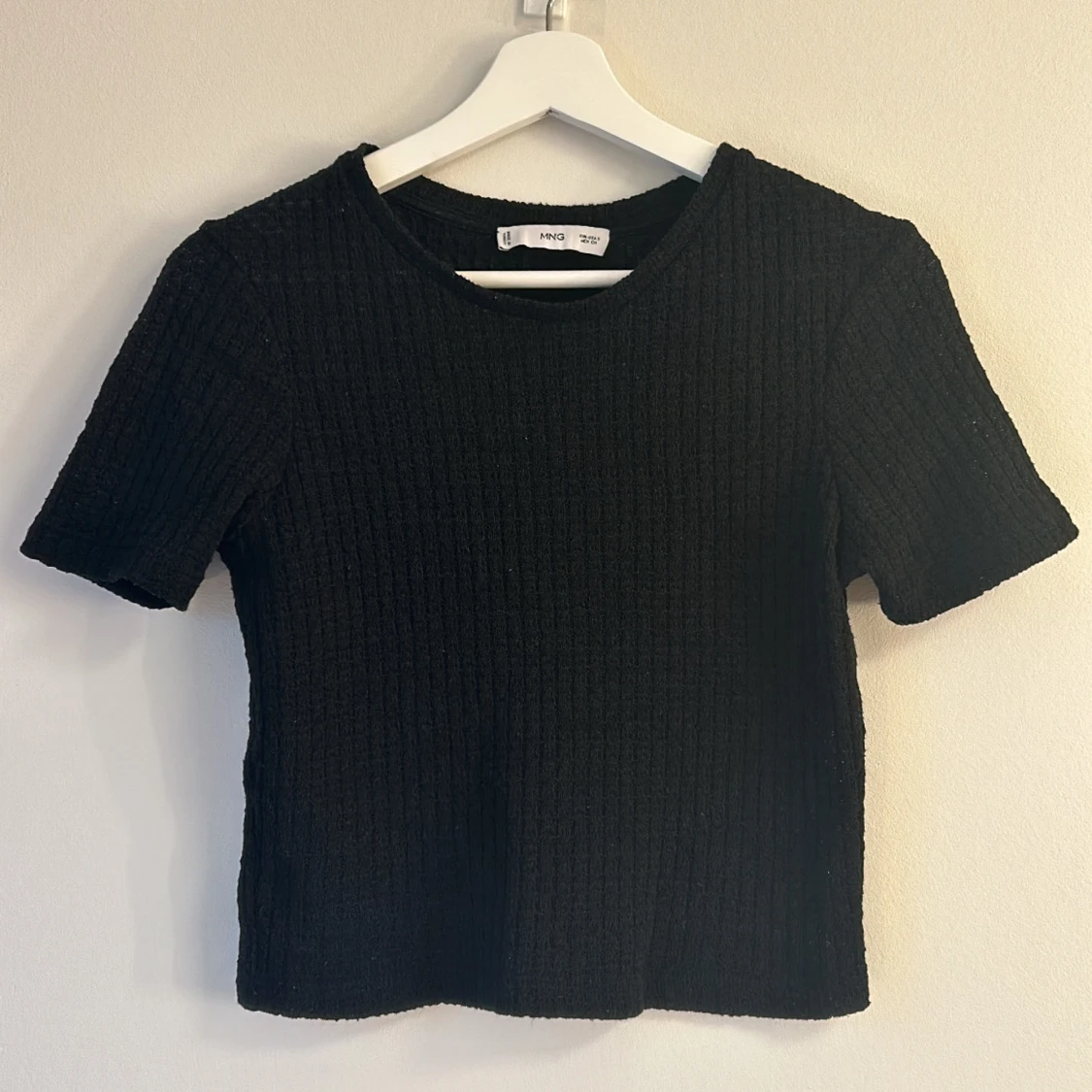 Svart ribbad topp från Mango
