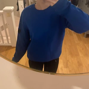 Blå tröja från SMOG - Säljer en snygg blå tröja från SMIG i storlek M. Den är i bra skick och tröjan har långa ärmar och en rund halsringning. Skriv för fler frågor🤗 💙