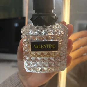 Valentino Yellowjackets Dream - Säljer en lyxig parfym från Valentino. Flaskan är elegant med ett mönstrat glas som ger en exklusiv känsla. Den är ungefär 60% full. Säljer pga att den inte faller mig i smaken längre!! ÖPPEN FÖR FÖRSLAG!!🩷