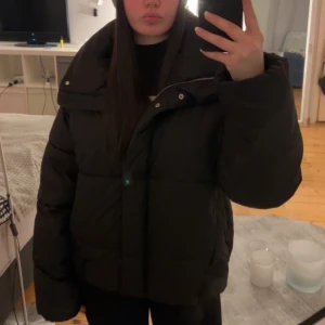 Svart pufferjacka från H&M - Säljer en svart pufferjacka från H&M i storlek S. Den är köpt på plick, därför säljs den billigt!     Inga defekter!💌