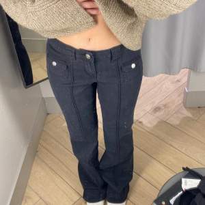 Så snygga jeans i strl 38f från hm! I bra skick men är uppsydda (ca 5)  för att passa någon som är ca 161cm, men går givetvis att sprätta upp för att få tillbaka ursprungliga längden! 