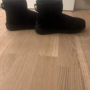 Säljer ett par svarta äkta UGG boots i bra skick. De är perfekta för höst och vinter varma och bekväma. 