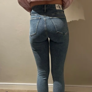 Blå skinny jeans från Calvin Klein - Säljer ett par snygga blå skinny jeans från Calvin Klein. De är högmidjade och sitter riktigt bra. Perfekta för både vardag och fest! 💙