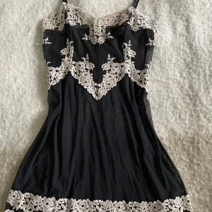 Intimissimi Pretty Flowers Babydoll - Intimissimi nattlinne i svart. Säljer då jag aldrig använder den. Väldigt bra skick, inga slitningar eller bristningar. Supersnygg och skön. Nypris 700 men jag säljer för 400❤️‍🔥