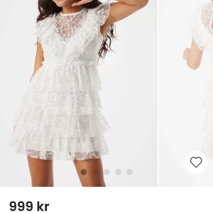 Vit spetsklänning från Bubbleroom - Säljer en superfin vit studentklänning från Bubbleroom i storlek XS. Klänningen har volanger och är kortärmad. Perfekt för sommarens fester eller studentfiranden! 🌸Knappen sitter fast men där man fäster den har den lossnat men går lätt att fixa! Nypris 999kr🤗