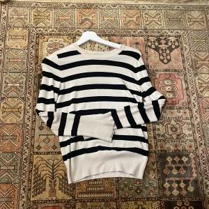Randig tröja från Zara - Säljer en snygg randig tröja från Zara i svart och vitt. Perfekt för både vardag och fest! Tröjan har långa ärmar och är i mycket bra skick. Den är supermjuk och bekväm att ha på sig. Passar perfekt till jeans eller kjol för en stilren look.