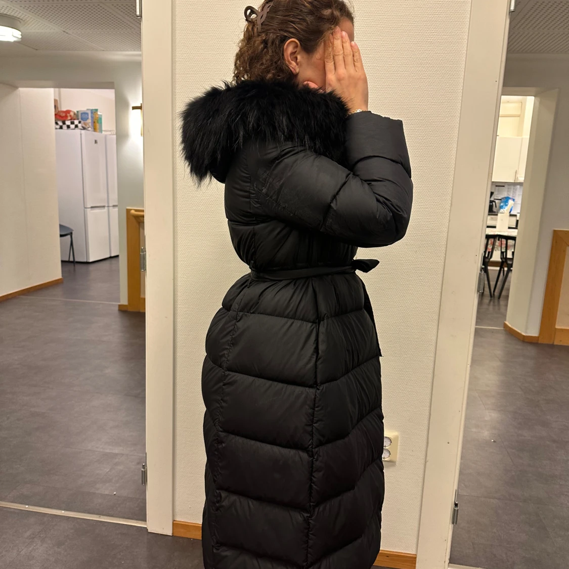 Svart lång dunjacka med pälskrage