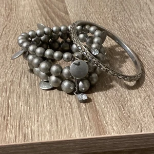 Grått armband och silver bangle - Söta armband 