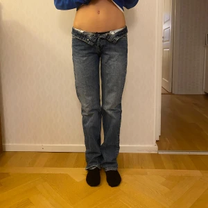 Zara baggy jeans st 34 - Mid waist men kan bäras som low waist, innerben 80cm, baggy. 
