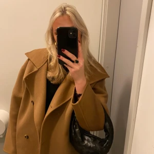 Arket jacka  - Säljer denna otroliga arket jacka i 100% ull. Sparsamt använd i storlek 42 men liten i storlek som passar mig som vanligtvis har 38/40. Inköpt för 2500 i butik.