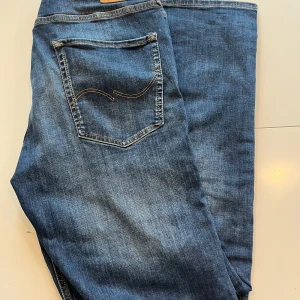 Blå jeansbyxor - Säljer mina blåa Jack and Jones jeans. 33W 36L. Slimstraight. Skick 10/10 inga märken eller annat 