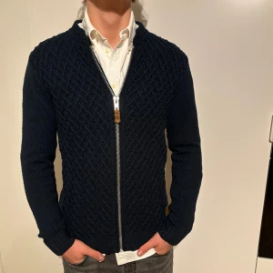 Blå kofta minimum M - Blå kofta från märket minimum i storlek M(passar även S). Bra använt skick, inga defekter. Modell på bild är 182/67kg. Hör av dig vid eventuella frågor! Mvh CAVI