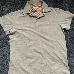 Burburry piké  - Burburry piké i gott skick.  Storleken är XXL men sitter som ett M