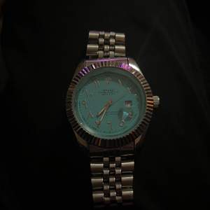 Rolle Datejust 41, tiffany blue , arabic dials .                   Pris kan diskuteras 