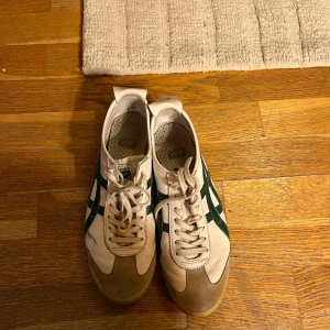 Onitsuka tiger  - Säljer ett par  Onitsuka tiger j storlek 44. De har snörning och en beige sula. Perfekta för vardagsbruk och ger en retro känsla. Skorna är i bra skick med lite slitage på sulan. Passar bra till både jeans och shorts!