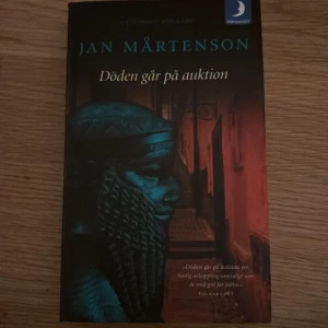 Döden går på auktion - Spännande deckare där antikhandlaren Johan Kristian Homan dras in i en farlig härva av konststölder och internationella intriger. Boken utspelar sig i Stockholm och bjuder på både mystik och kulturhistoria.