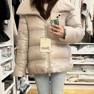 Herno vinterjacka  - Säljer en jättefin herno vinterjacka helt ny med prislapp. Så unik och exklusiv med en söt pälskrage (Slutsåld) Jackan är Storlek 44 som motsvara  ungefär M Brukar ha storlek S och XS  Nypris:12 500