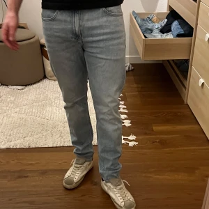 Calvin Klein Jeans - Blåa Calvin Klein slim tapered jeans i storleken W32 L30 och nypris är 1399kr.                             Jag är 177cm och väger 76kg