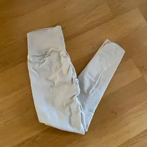 Säljer ett par beiga leggings från aimn i bra skick. De är superbekväma och perfekta för träning eller en chill dag hemma. Materialet är stretchigt och de har en hög midja som ger bra stöd. Passar perfekt för dig som gillar en tight passform.