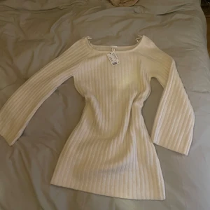 Stickad klänning - Säljer en supermysig vit stickad klänning som jag hade tänkt ha på julafton men är fel storlek för mig 💔