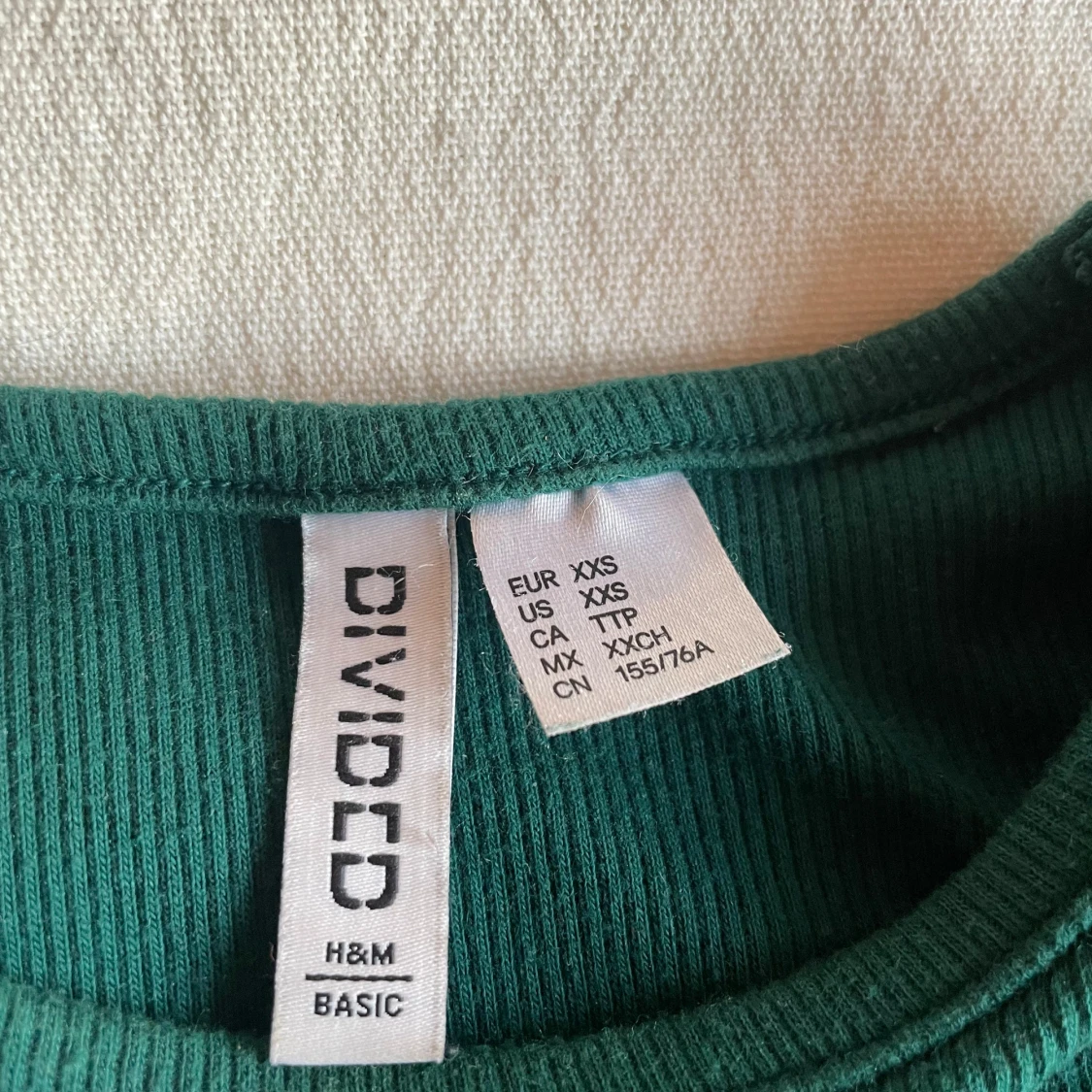 Grön croppad topp från H&M Divided - 2