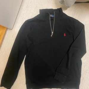 Svart zip tröja från Ralph Lauren - Säljer en stilren svart tröja från Ralph Lauren i storlek M. Säljs för att den inte passar mig längre och är i bra skick. Säljs för grymt pris.