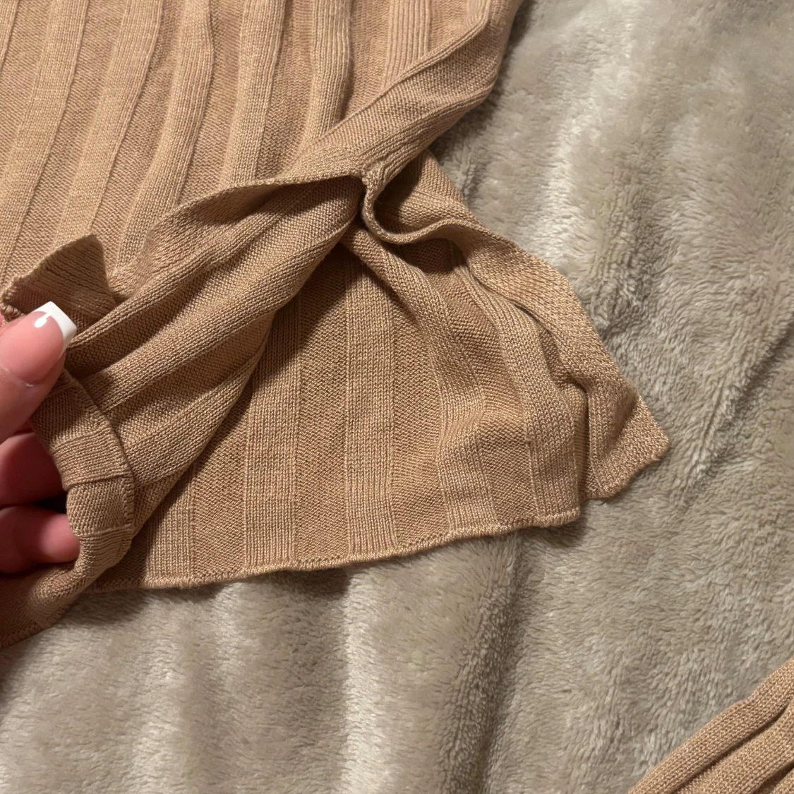 Beige stickad tröja med slit - 90