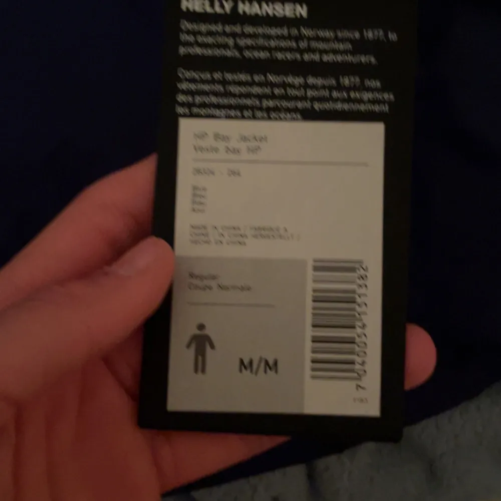 Säljer en snygg blå och röd jacka från Helly Hansen. Jackan har långärmade ärmar och är perfekt för utomhusaktiviteter. Den har en cool design med SCA-logga på ryggen och Helly Hansen-märke på framsidan. Perfekt för höst och vår!. Takit.