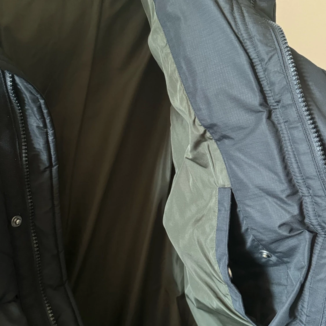 Svart pufferjacka från Tommy Jeans - 91