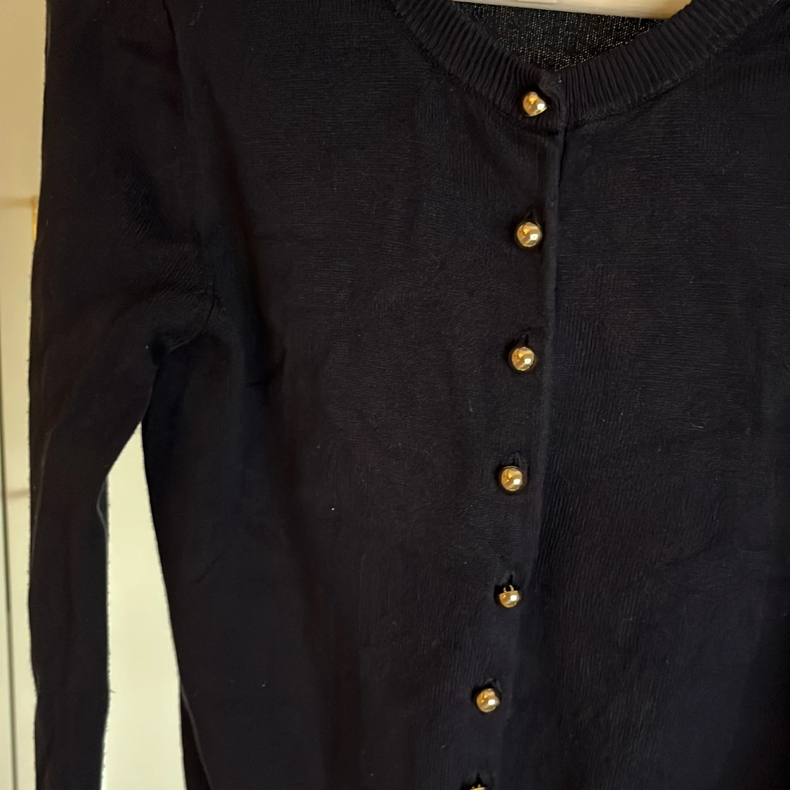 Marinblå kofta med guldknappar - 92