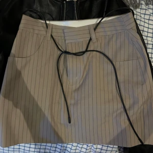 Second Female kjol (helt ny) - Snygg kjol från Second Female, helt oanvänd med lapp kvar (present i fel storlek). Stl M/38. 