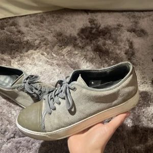 Grå sneakers från Lanvin - *säljer åt annan säljare*. Lanvin cap toe grå. Fin suede och är i storlek 44. Skick enligt bild. Skriv pm om mer info