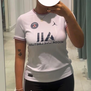 Vit PSG fotbollströja - Inga skador eller fläckar på tröjan helt ny amvänd få tal gånger ser helt ny ut. Tröjan är äkta köpt på nike för 999kr 