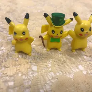 Tre små Pikachu-figurer i olika poser. En har en grön hatt och käpp, en ser arg ut och en annan glad. Perfekt för Pokémon-samlaren!  Mått ca 5.00*4.50 cm .  3 år+.  39kr/3st . Finns fler kvar, sammafrakt 