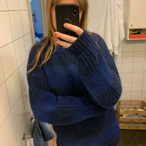 Stickad tröja från Filippa K - Säljer en snygg mörkblå stickad tröja från Filippa K i fint skick. Använd några gånger. Storlek M 💙 Skriv för frågor 
