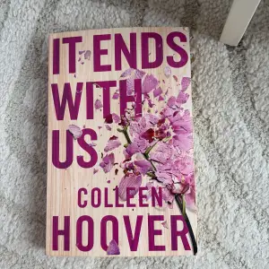 Säljer boken 'It Ends With Us' av Colleen Hoover. Omslaget har en vacker design med rosa blommor mot en ljus bakgrund. Perfekt för dig som gillar känslosamma och gripande berättelser. Boken är i gott skick och redo att läsas! BOKEN ÄR PÅ ENGELSKA