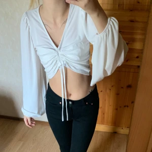 Vit tröja med scrunch  - Genomskinlig! Man kan justera scrunch där framme. Köparen står för frakt 45kr! Betalning sker via Swish 