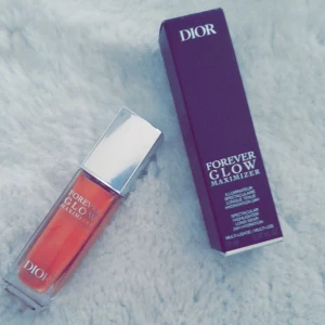 Dior Forever Glow Maximizer - Säljer en lyxig highlighter från Dior i nyansen Rosy. Den ger en fantastisk glow och långvarig lyster. Perfekt för att få den där strålande looken! Kommer i en elegant glasflaska med silverlock. Är helt oanvänd, endast öppnat själva förpackning! Fick nämligen en exakt likadan i present. 