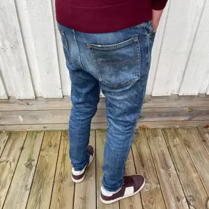 Säljer nu dessa över snygga Tiger of Sweden jeans i den populäraste slimfit modellen nämligen Pistolero!👖💨 | Skick: 9,5/10✅ | Hör av dig vid minsta fråga eller fundering!🙌👑