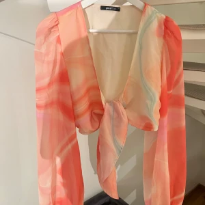 Gina Tricot blus  - Använd en gång & kan användas på olika sätt 