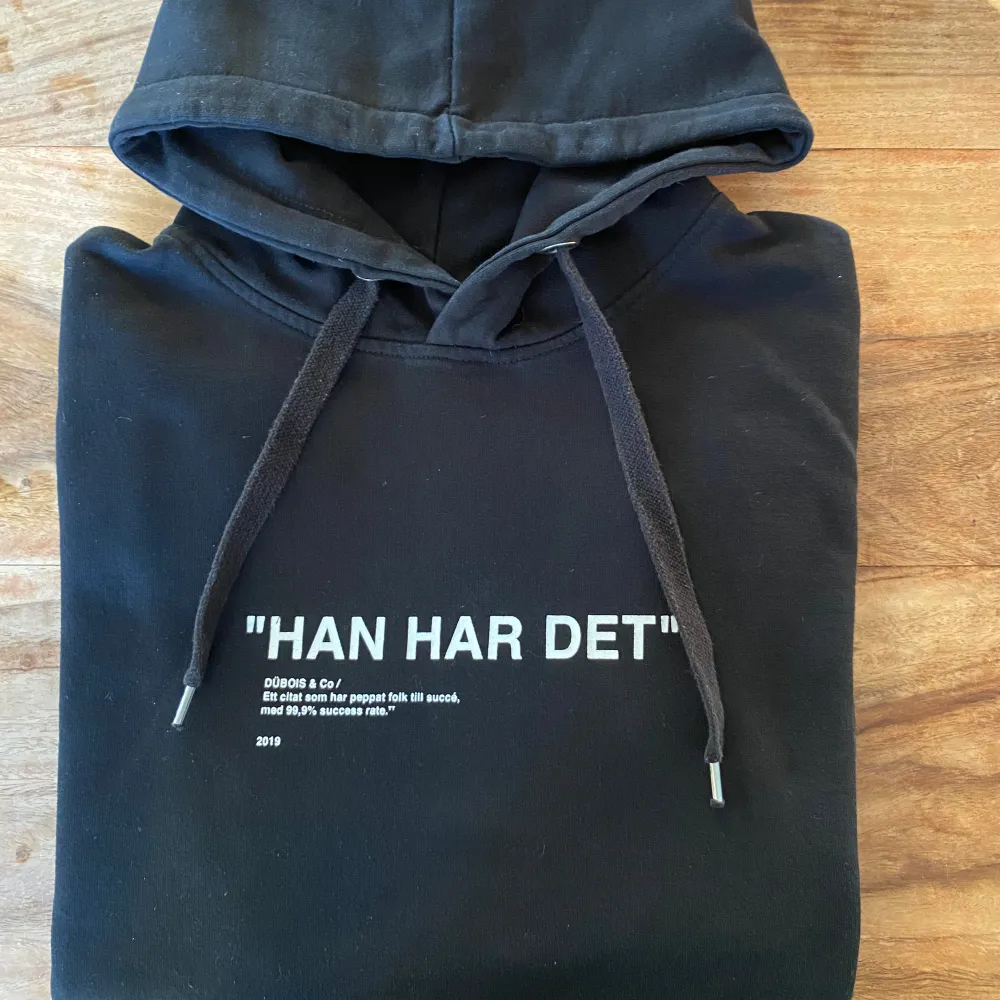 Svart Hoodie från Dübois & Co. Fint skick och inget blekt i färgen.  Storlek xs.  . Hoodies.