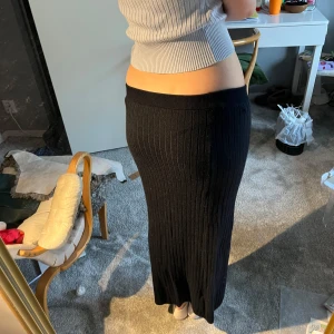 Mjuk kjol - Sååå mysig kjol som ej använts💕den passar alla från xs-L för den är stretchig!! Perfekt för att mysa i eller ha till vardags och fest!💕