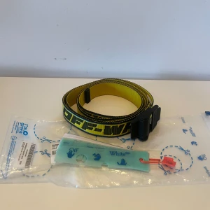 Gult bälte från Off-White - Säljer ett coolt gult bälte från Off-White med svart text och detaljer. Bältet har en robust svart spänne och är perfekt för att en unik outfit. Det är i mycket bra skick och kommer med originalförpackning. 100% äkta vara. Finns QR-kod för äkthetsbevis.