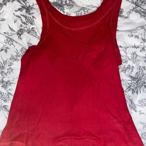 Röd linnetopp från Gina Tricot - Säljer en snygg röd linnetopp från Gina Tricot i storlek S. Perfekt för sommardagar eller som ett lager under en jacka. Toppen är i bra skick och har en enkel, stilren design.