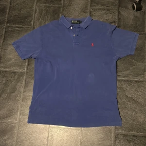 Ralph lauren piké  - Ralph Lauren piké i defekt fritt skick! 🤠Storlek L, den är av den äldre modellen som ni ser på lappen därav det billiga priset ! ✅ Bara att höra av er vid frågor 🙌