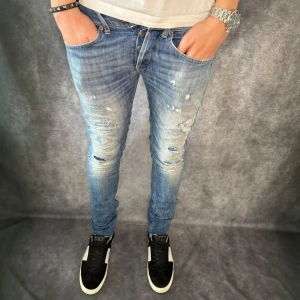 DONDUP GEORGE JEANS - // Dondup George jeans | storlek w30, benlängd: 103cm, midjemått: 39cm | Nypris runt 4000 | Kontakta för fler frågor eller funderingar // Deluxecloset 