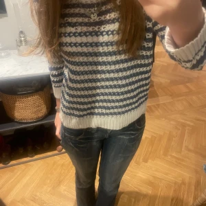 Blå och vit hålstickad tröja - Säljer en superfin blå och vit stickad tröja. Den har långa ärmar. Tröjan är i bra skick.Perfekt för höst och vinter! Storlek 40 men mer åt det mindre hållet